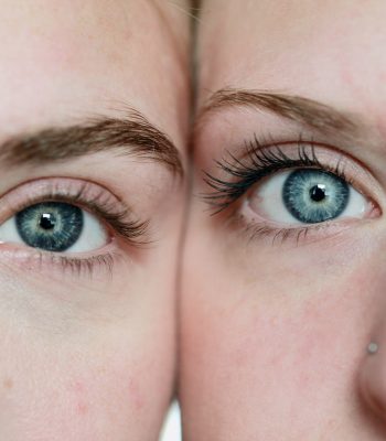 Dos personas mirando a cámara con ojos azules